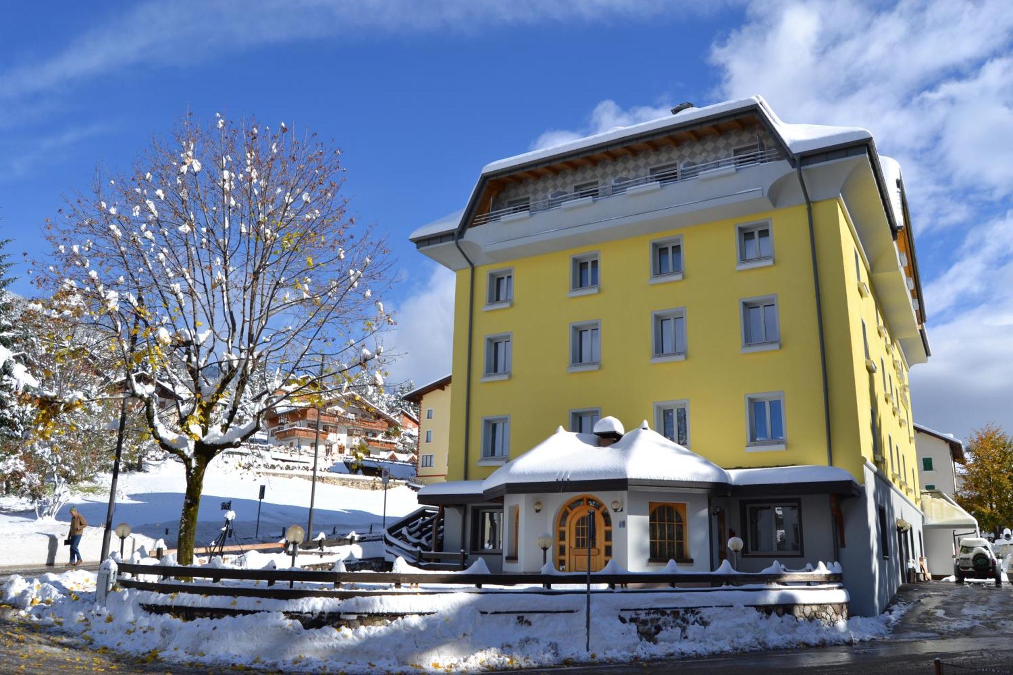 Hotel Vittoria Folgaria Kültér fotó